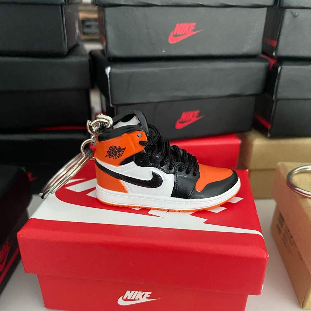 Shoe chain key